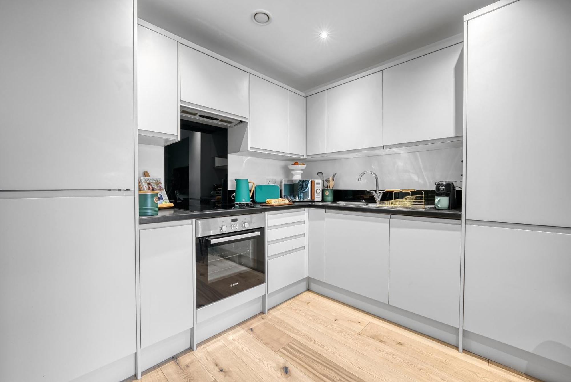 1 Bedroom Ocean Village Luxurious, Stylish & Cosy Apartment, Central Location In Southampton, Sleeps 4 - Summer Special Offer! - By Blue Puffin Stays מראה חיצוני תמונה